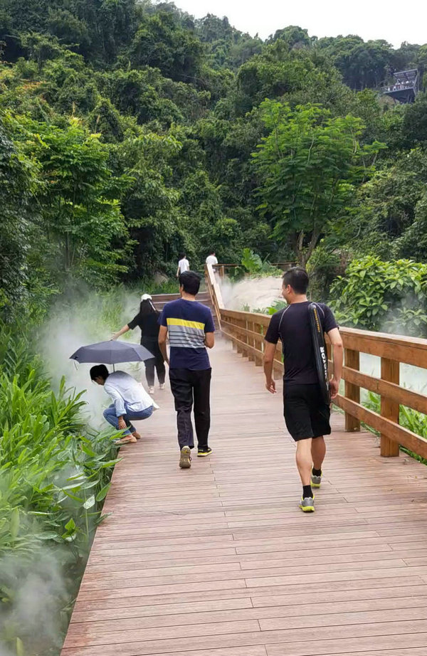 路途中，時(shí)而沾花惹草，時(shí)而風(fēng)度翩翩