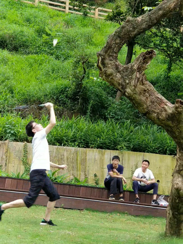 只要你肯拼，就一定不會(huì)孤獨(dú)，矚目你的人多著呢，掌聲歡呼聲時(shí)刻都在響起